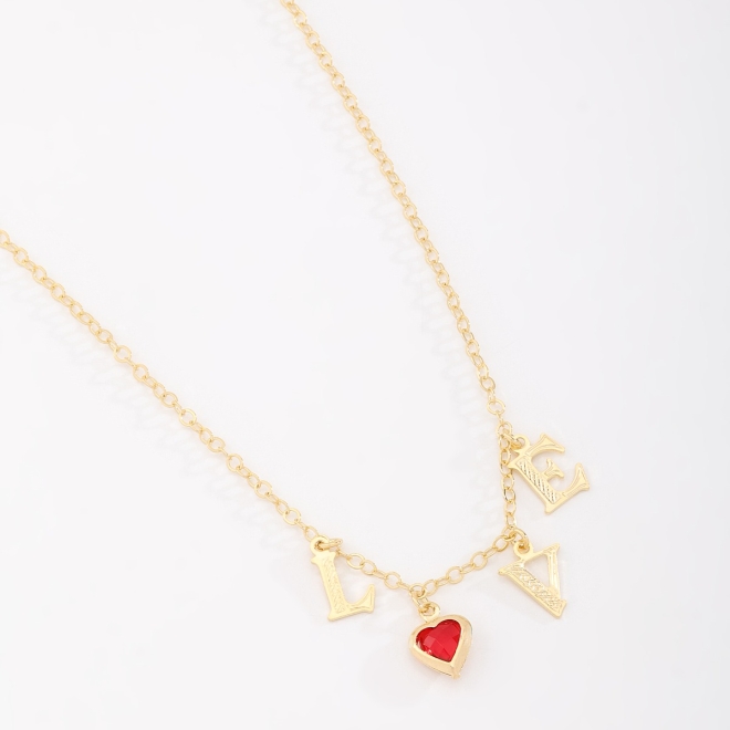 GR-02038 COLAR COM PINGENTE LOVE E DETALHE DE CORAÇÃO 