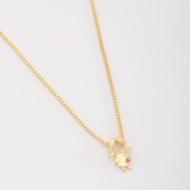 GR-02095 COLAR COM PINGENTE DE MENINA E DETALHE EM ZIRCÔNIA ROSA
