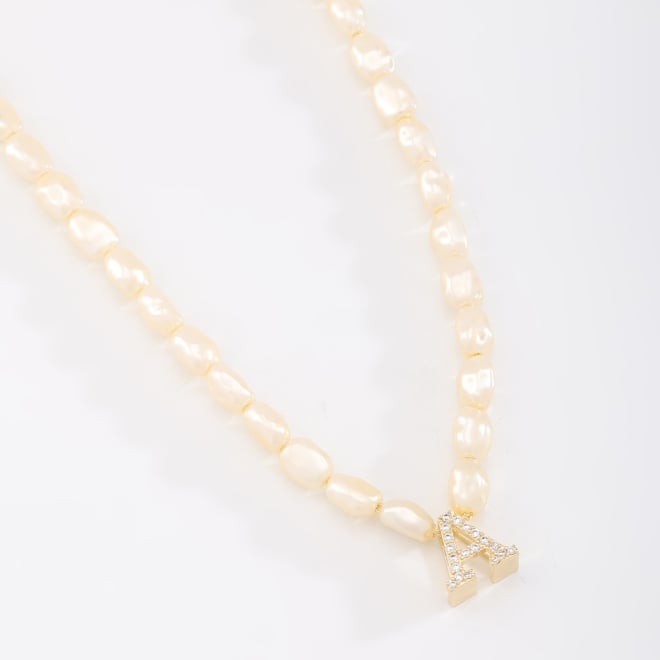 GR-02101 COLAR BANHADO A OURO 18K COM PÉROLAS BARROCAS E PINGENTE DE LETRA CRAVEJADO EM ZIRCÔNIAS