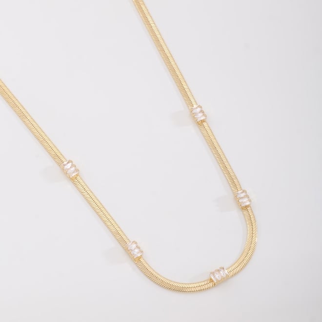 GR-02132 COLAR COM DETALHES EM ZIRCÔNIAS LAPIDADAS
