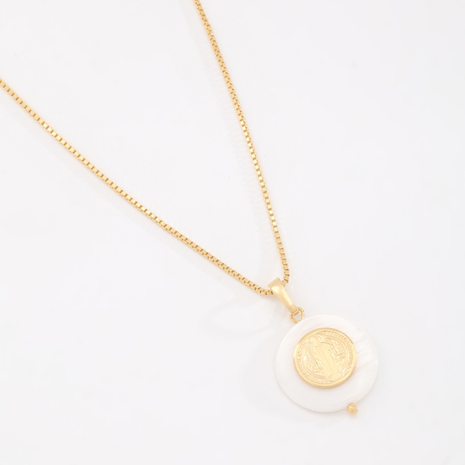 GR-02155 COLAR BANHADO A OURO 18K COM PINGENTE SÃO BENTO ENVOLTO POR MADREPÉROLA