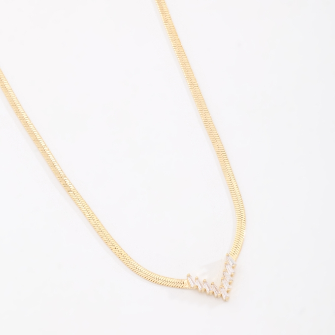 GR-02156 COLAR BANHADO A OURO 18K COM FITA LAMINADA E DETALHE FRONTAL CRAVEJADO