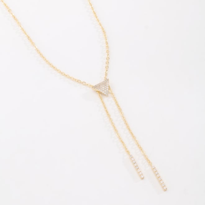 GR-02203 COLAR BANHADO A OURO 18K ESTILO GRAVATA COM PINGENTE TRIANGULAR EM ZIRCÔNIAS E TERMINAÇÕES DELICADAS