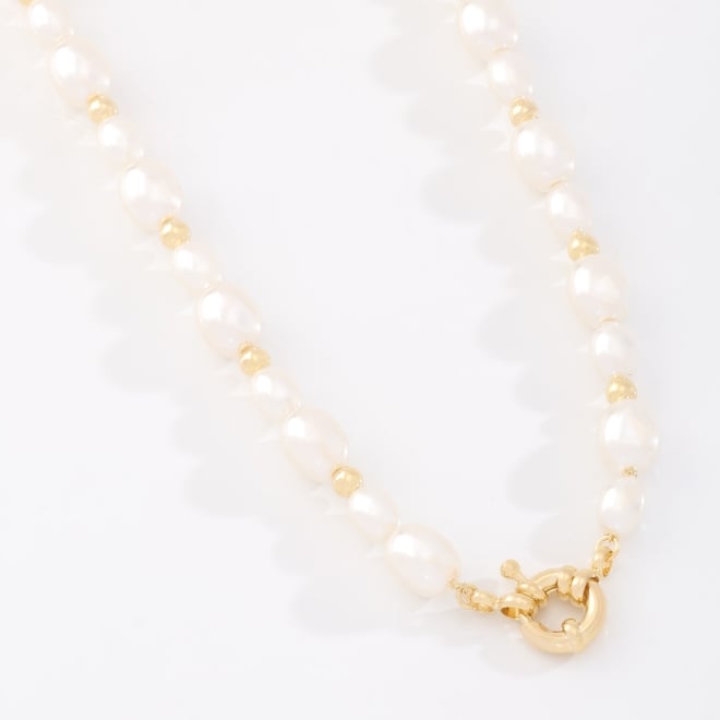 GR-02232 COLAR BANHADO A OURO 18K COM PÉROLAS OVAIS INTERCALADAS POR ESFERAS METÁLICAS