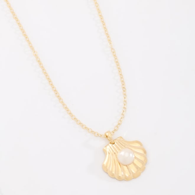 GR-02240 COLAR BANHADO A OURO 18K COM PINGENTE EM FORMATO DE CONCHA E DETALHE CENTRAL EM PÉROLA