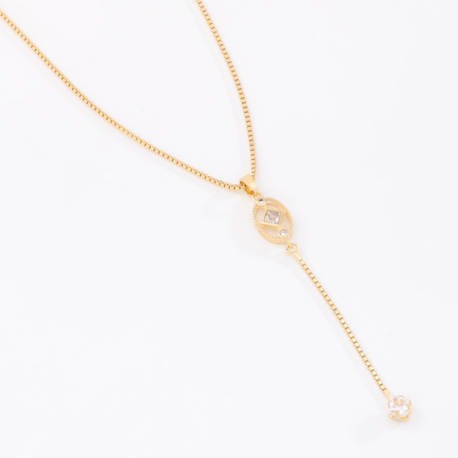 GR-02257 COLAR BANHADO A OURO 18K COM PINGENTE OVAL EM ZIRCÔNIAS, PEDRA CENTRAL EM FORMATO QUADRADO E DETALHE EM CORRENTE PENDENTE