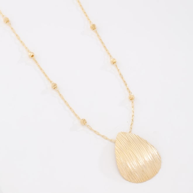 GR-02285 COLAR BANHADO A OURO 18K COM PINGENTE TEXTURIZADO EM FORMATO ORGÂNICO E DETALHES EM ESFERAS
