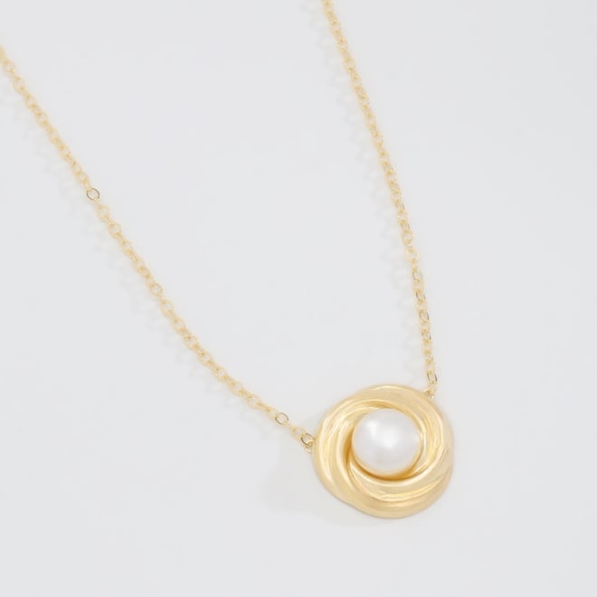 GR-02290 COLAR BANHADO A OURO 18K COM PINGENTE ORGÂNICO E DETALHE EM PÉROLA