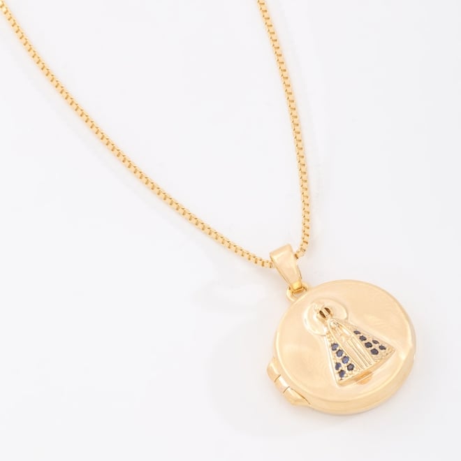 GR-02293 COLAR BANHADO A OURO 18K COM PINGENTE RELICÁRIO REDONDO E IMAGEM DE NOSSA SENHORA COM DETALHES