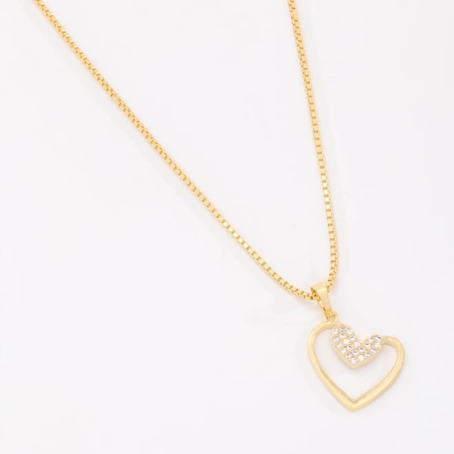 GR-02298 COLAR BANHADO A OURO 18K COM PINGENTE EM FORMATO DE CORAÇÃO VAZADO E DETALHE INTERNO EM ZIRCÔNIAS