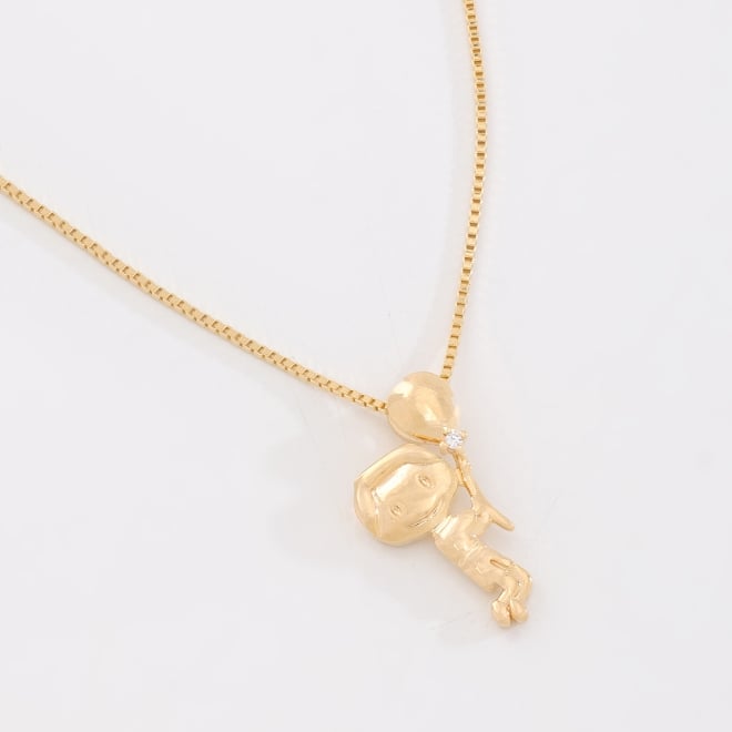 GR-02383 GARGANTILHA BANHADA A OURO 18K COM PINGENTE DE MENINO SEGURANDO BALÃO 