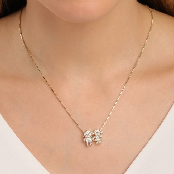 GR-02526 COLAR BANHADO A OURO 18K COM PINGENTE DE MENINO E MENINA CRAVEJADOS