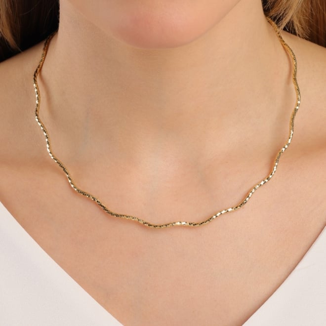 GR-02528 GARGANTILHA BANHADA A OURO 18K ESTILO ARO COM DESIGN ONDULADO