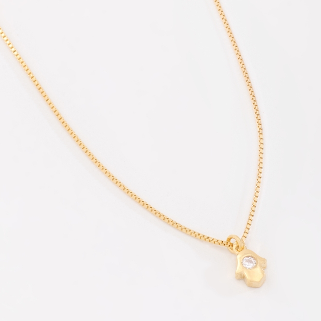 GR-03007 COLAR BANHADO A OURO 18K COM PINGENTE EM FORMATO DE MÃO DE FÁTIMA E DETALHE CENTRAL EM ZIRCÔNIA