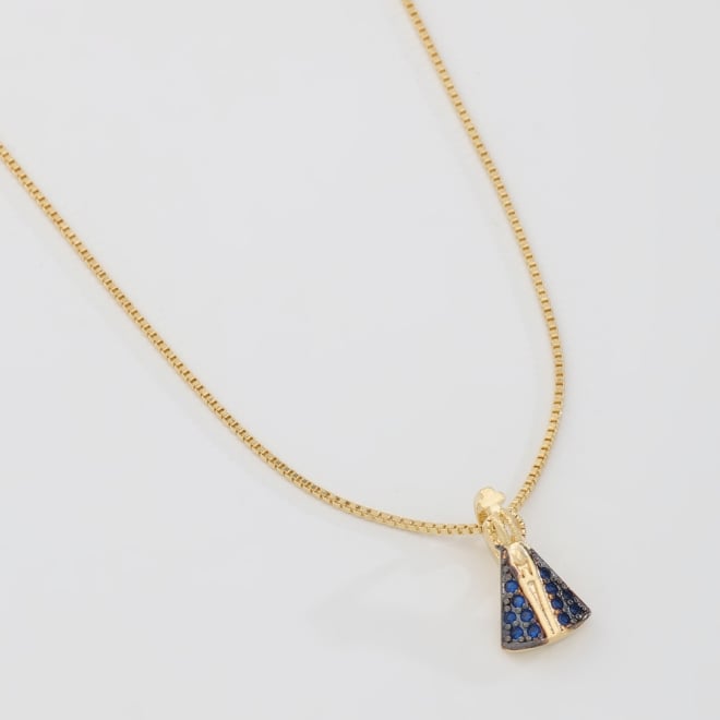 GRN-00548 COLAR BANHADO A OURO 18K COM PINGENTE DE NOSSA SENHORA APARECIDA EM ZIRCÔNIAS AZUIS