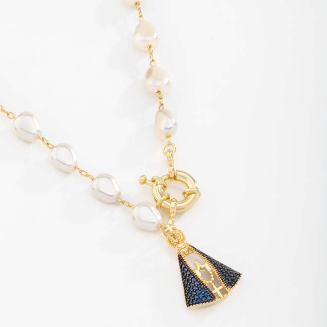 GRN-01459 COLAR COM PÉROLAS E PINGENTE DE NOSSA SENHORA APARECIDA 