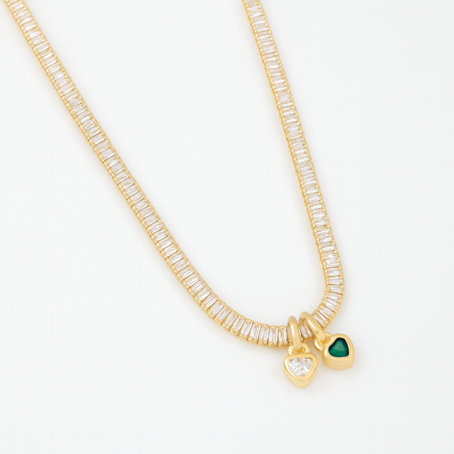 GX-0353 COLAR BANHADO A OURO 18K COM ZIRCÔNIAS BAGUETE ESTILO RIVIERA E PINGENTES EM FORMATO DE CORAÇÃO