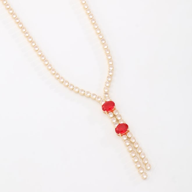 GX-0355 COLAR BANHADO A OURO 18K ESTILO GRAVATINHA COM DETALHES EM ZIRCÔNIAS E DOIS CRISTAIS LAPIDADOS AO CENTRO