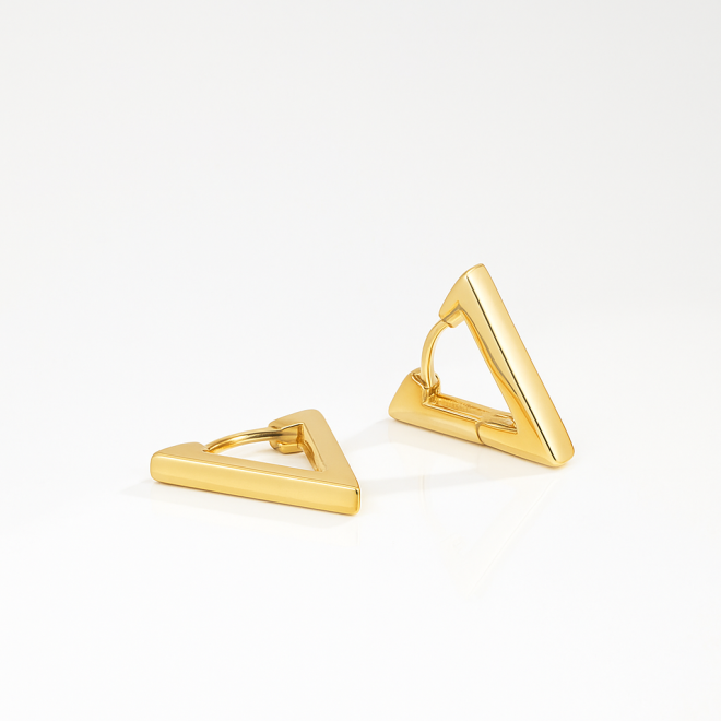 OUTAC-0236 BRINCO BANHADO A OURO 18K EM FORMATO TRIANGULAR COM ACABAMENTO POLIDO