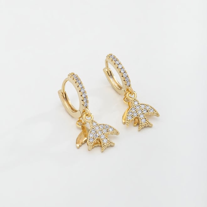 OUTAC-0412 BRINCO ARGOLINHA ARTICULADA BANHADO A OURO 18K, COM DOIS PINGENTES DE ESPÍRITO SANTO — UM CRAVEJADO EM ZIRCÔNIAS E OUTRO LISO