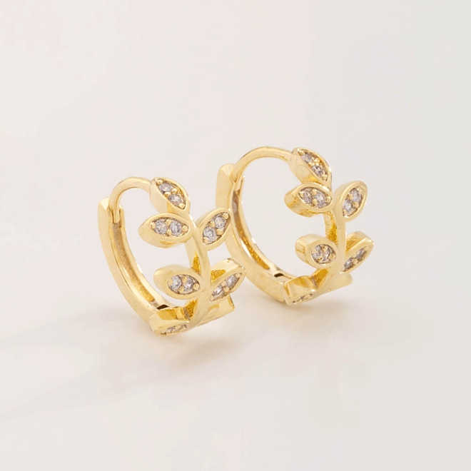 OUTAC-0431 ARGOLA DE CLICK BANHADA A OURO 18K COM DESIGN DE FOLHAS EM ZIRCÔNIAS