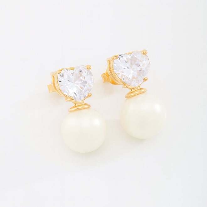 OUTB-00014 BRINCO BANHADO A OURO 18K COM ZIRCÔNIA LAPIDADA EM FORMATO DE CORAÇÃO E DETALHE EM PÉROLA