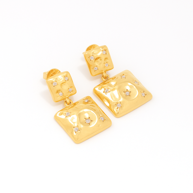 OUTB-00221 BRINCO BANHADO A OURO 18K COM DESIGN ORGÂNICO QUADRADO E DETALHES EM ESTRELAS EM ZIRCÔNIAS