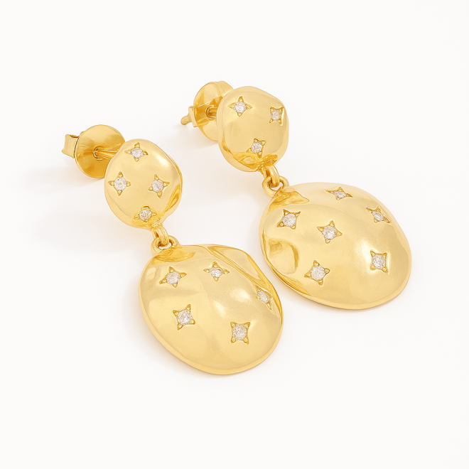 OUTB-00224 BRINCO BANHADO A OURO 18K COM DESIGN ORGÂNICO E DETALHES EM ESTRELAS EM ZIRCÔNIAS