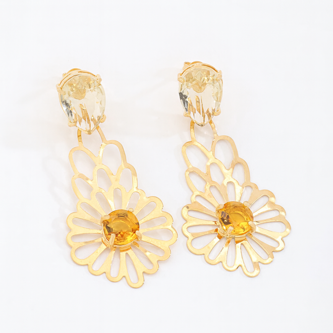 OUTB-10314 BRINCO BANHADO A OURO 18K COM DESIGN VAZADO EM FORMATO DE FLOR