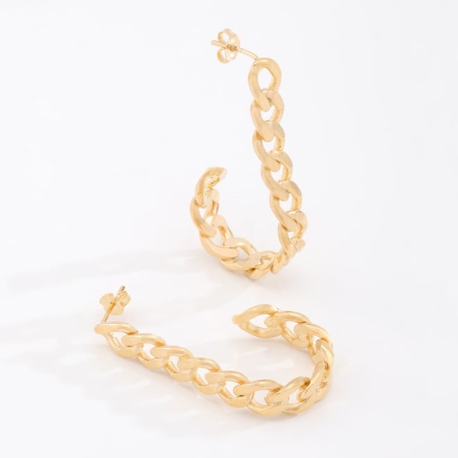 OUTB-13681 BRINCO BANHADO A OURO 18K EM FORMATO DE ARGOLA COM DESIGN EM ELOS TRABALHADOS