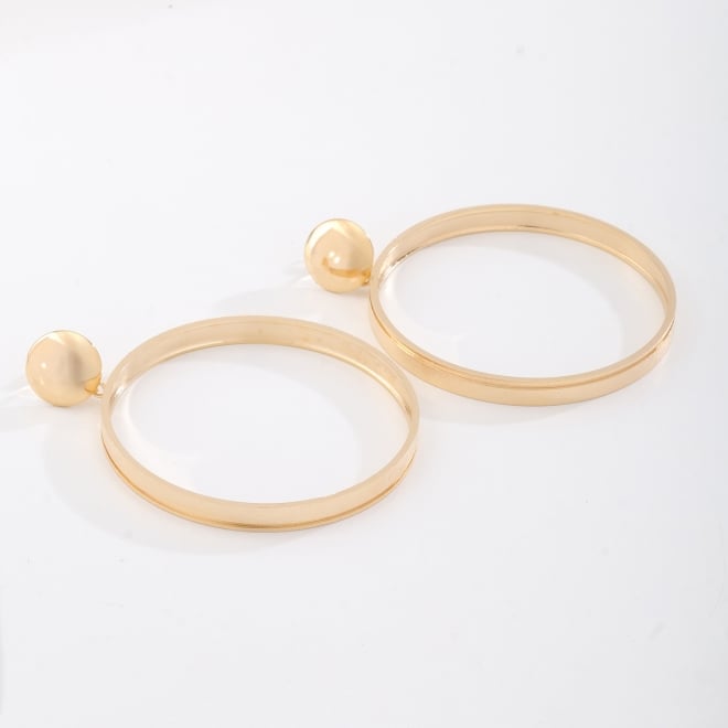 OUTB-14331 BRINCO BANHADO A OURO 18K EM FORMATO DE ARGOLA COM BASE EM ESFERA
