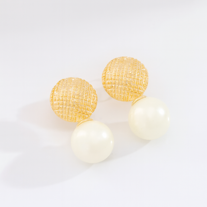OUTB-14520 BRINCO BANHADO A OURO 18K COM ESFERA TEXTURIZADA E PÉROLA CLÁSSICA