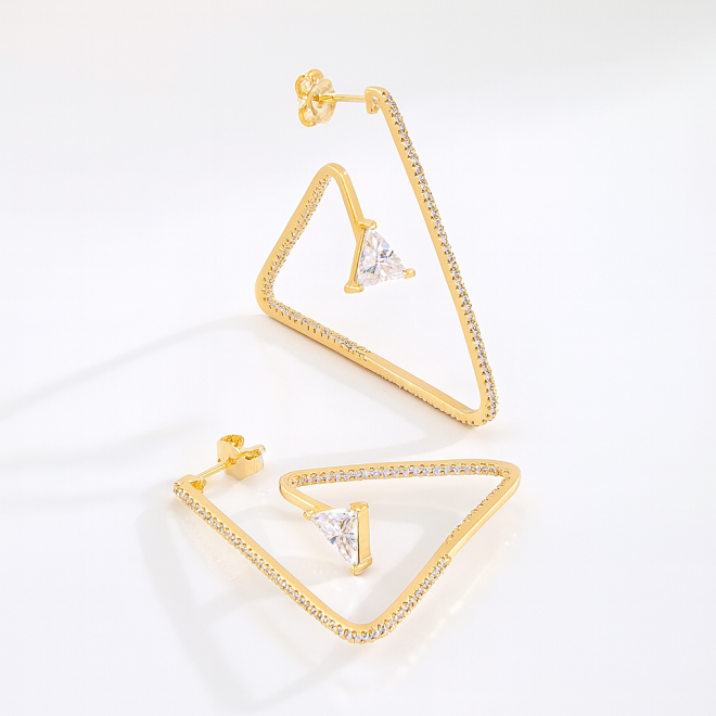 OUTB-15580 BRINCO BANHADO A OURO 18K EM FORMATO TRIANGULAR COM ZIRCÔNIA 
