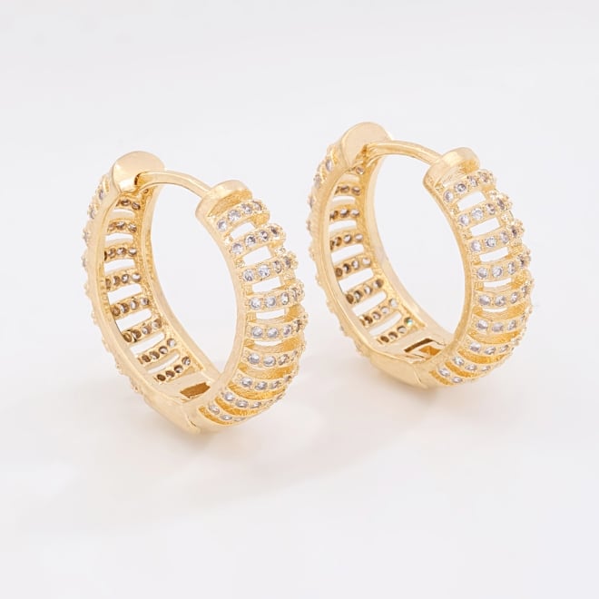 OUTBTR-0515 BRINCO BANHADO A OURO 18K EM FORMATO DE ARGOLA COM DETALHES CRAVEJADOS EM ZIRCÔNIAS
