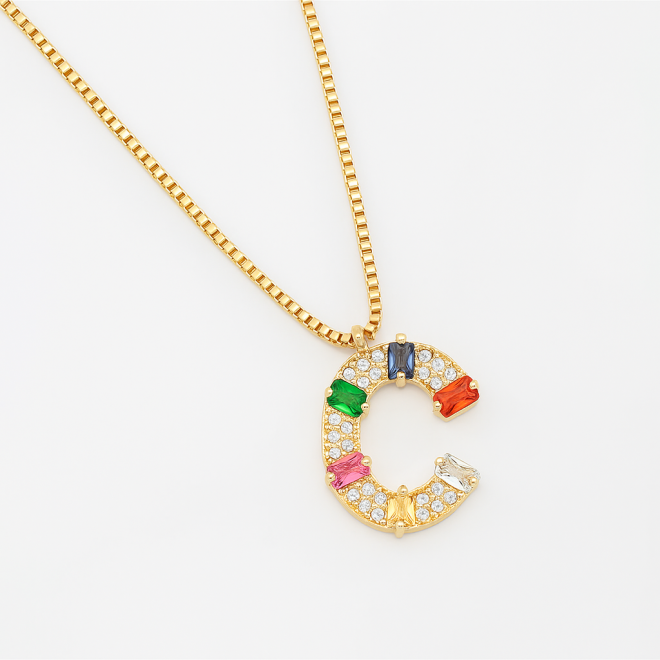 OUTG-5486 COLAR BANHADO A OURO 18K COM PINGENTE DE LETRA EM ZIRCÔNIAS COLORIDAS