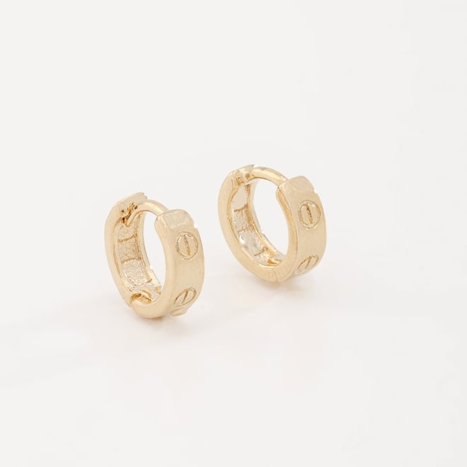 OUTKAC-0164 KIT COM 3 PARES DE BRINCOS BANHADOS A OURO 18K ARGOLA LISA COM DETALHES EM ALTO-RELEVO