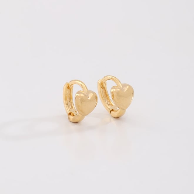 OUTKAC-0300 KIT COM 3 PARES DE BRINCOS BANHADOS A OURO 18K EM FORMATO DE MINI ARGOLINHA COM DETALHE DE CORA&Ccedil;&Atilde;O LISO