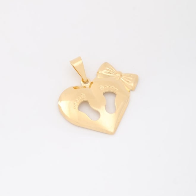 OUTPG-0763 PINGENTE BANHADO A OURO 18K EM FORMATO DE CORAÇÃO COM DETALHE DE PEZINHOS E LAÇO