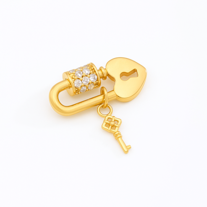OUTPG-0865 PINGENTE BANHADO A OURO 18K EM FORMATO DE CADEADO COM CORAÇÃO E DETALHE DE CHAVE