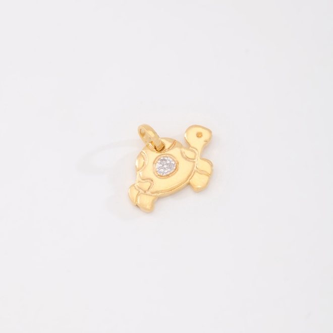 OUTPGR-0173 PINGENTE BANHADO A OURO 18K EM FORMATO DE TARTARUGA COM DETALHE CRAVEJADO EM ZIRCÔNIA