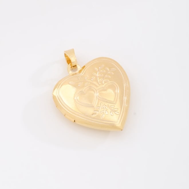 PG-00007 PINGENTE RELICÁRIO BANHADO A OURO 18K EM FORMATO DE CORAÇÃO COM DETALHES EM ALTO RELEVO