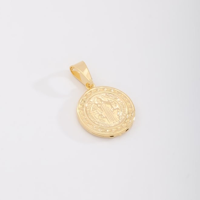 PG-00034 PINGENTE BANHADO A OURO 18K EM FORMATO DE MEDALHA DE SÃO BENTO