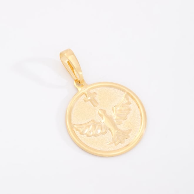 PG-00099 PINGENTE BANHADO A OURO 18K COM DESIGN REDONDO E DETALHE DO ESPÍRITO SANTO