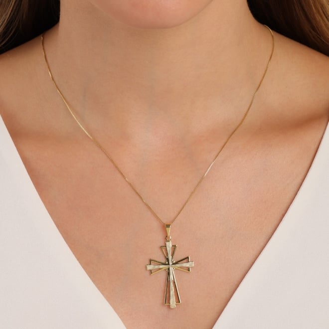 PG-00228 PINGENTE BANHADO A OURO 18K COM FORMATO DE CRUZ COM DETALHES TEXTURIZADOS