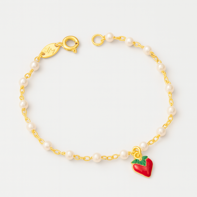 PI-00067 PULSEIRA INFANTIL BANHADA A OURO 18K COM DETALHES EM PÉROLAS E PINGENTE DE MORANGO ESMALTADO