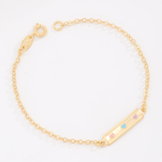 PI-00111 PULSEIRA INFANTIL BANHADA A OURO 18K COM CHAPA RETANGULAR E DETALHES EM CORAÇÕES COLORIDOS