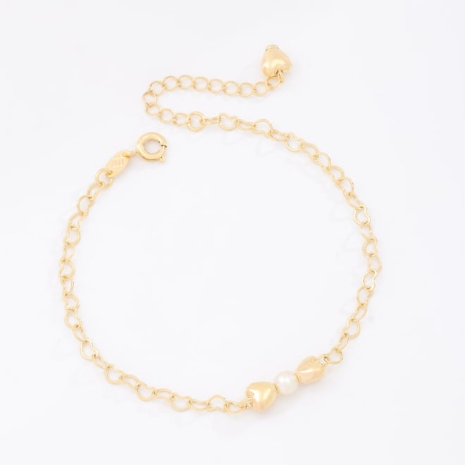 PU-00036-PULSEIRA BANHADA A OURO 18K COM ELOS EM FORMATO DE CORAÇÃO E DETALHE EM PÉROLA