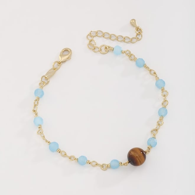 PU-00784 PULSEIRA COM CONTAS AZUL CLARO E DETALHE CENTRAL EM PEDRA NATURAL