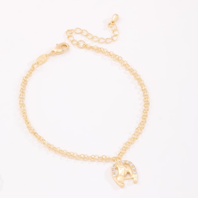 PU-00985 PULSEIRA BANHADA A OURO 18K COM PINGENTE DE FERRADURA COM CAVALO E ZIRCÔNIAS.