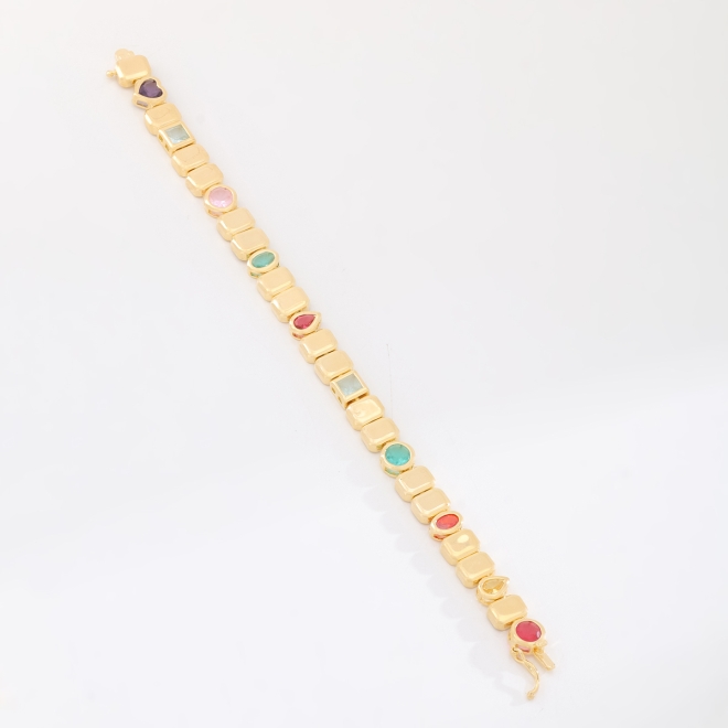PX-0090 PULSEIRA BANHADA A OURO 18K COM ELOS GEOM&Eacute;TRICOS E DETALHES EM PEDRAS COLORIDAS